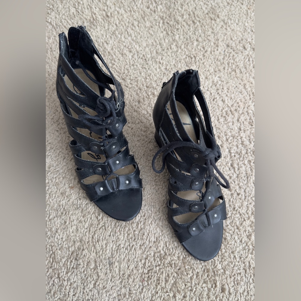 Black wedge